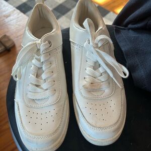 Women’s Universal Thread white Sneakers size 7